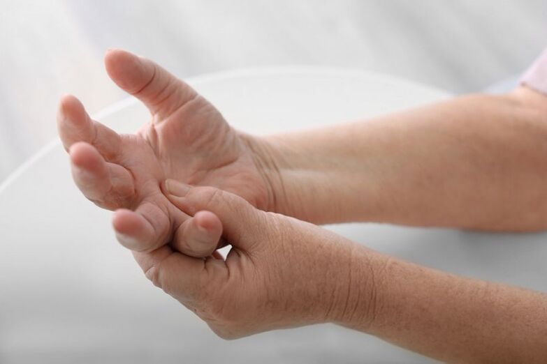 Болката во рацете и прстите е чест симптом на цервикална остеохондроза