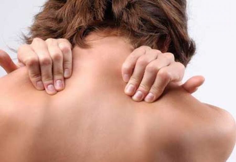 Симптом на торакална остеохондроза е болната болка помеѓу лопатките на рамената. 